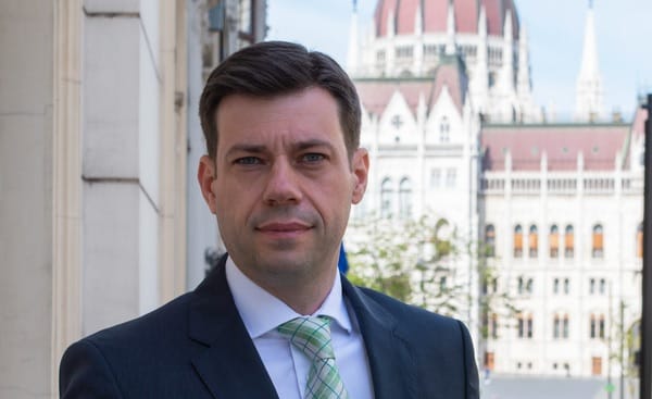 Szijjártó osztálytársa Poltnál is régebb óta van a székében, és most újabb 6 évre beleülhet