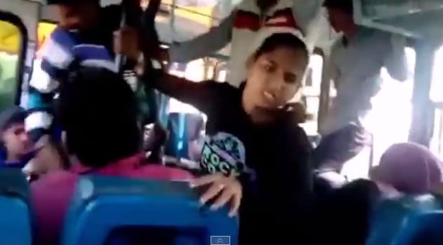 Videó: Két lány csúnyán megveri az őket zaklató férfit a buszon