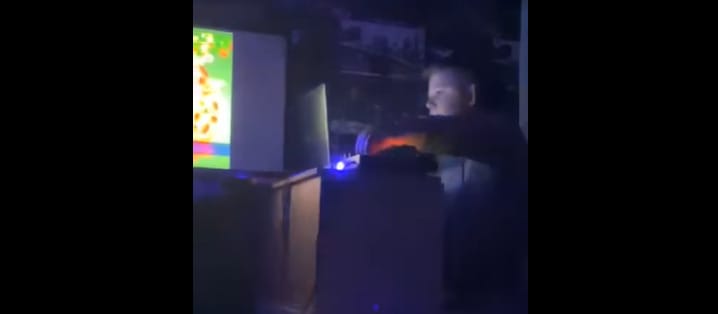 Illegális bulit szervezett egy 12 éves DJ egy iskolai vécébe