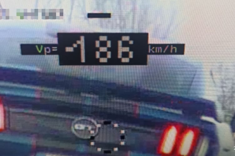 A megengedett 90 helyett közel 190 km/h-val mérték be ezt a Ford Mustangot