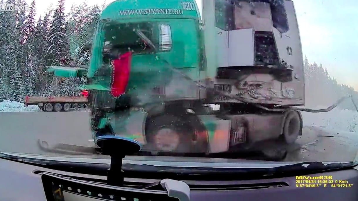 Nem szép látvány, amikor két kamion balesetezik – videó
