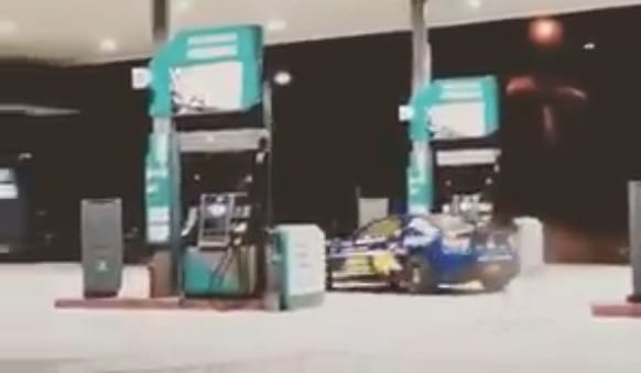 Letartóztatás járt a benzinkúton driftelő autósnak