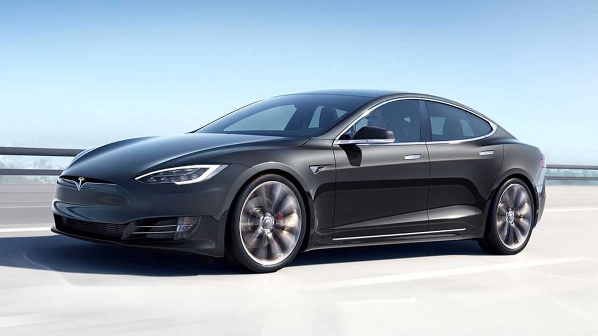 Valós 640 kilométer: hatótávban köröket ver riválisaira a Tesla
