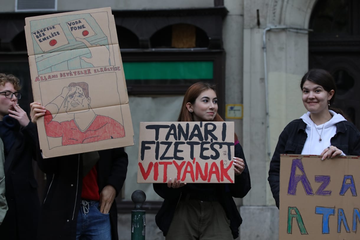 Mindössze két órányi sztrájkért több mint 30 ezer forintos fizetéslevonást kapott egy Pest megyei tanár