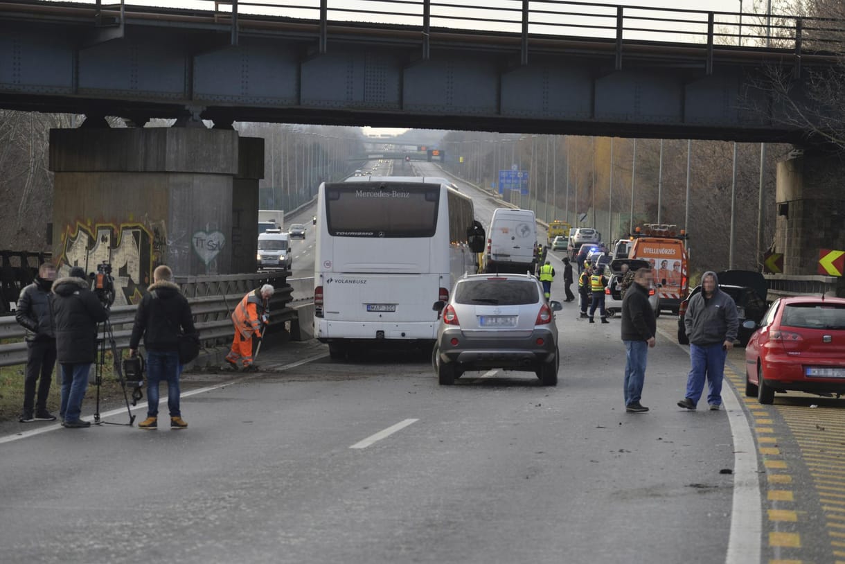 Képek jöttek a reggeli tömegkarambolról