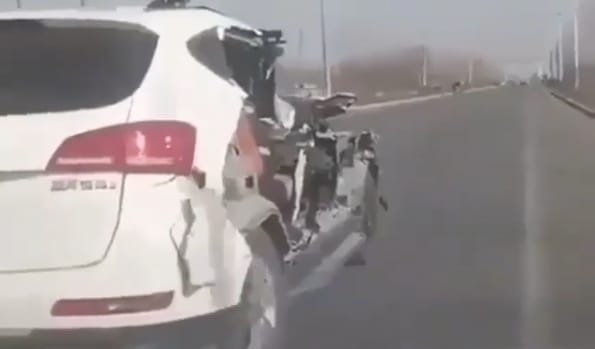 Az autó fele hiányzott, de simán elfurikáztak vele az úton – videó