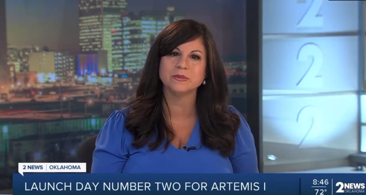 Érezte, hogy valami nincs rendben, élő adásban mutatkoztak meg a sztrók jelei a hírolvasón – videó