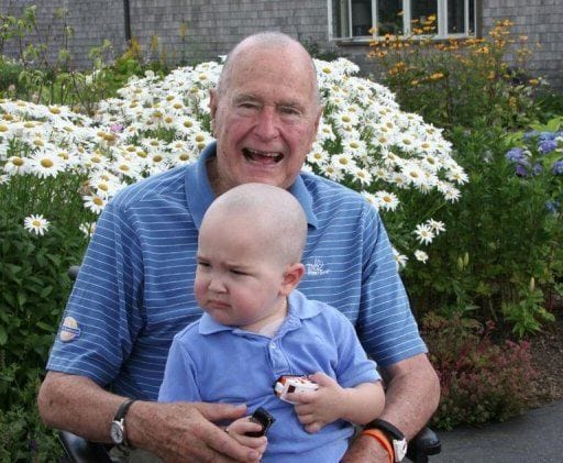 Kopaszra borotválta a fejét George Bush