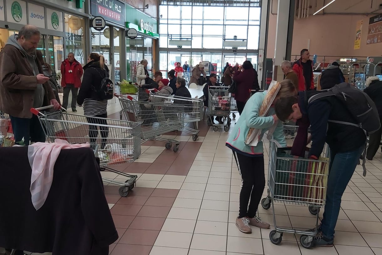 A boltokban nincs veszélyhelyzet, mégis sokan úgy vásárolnak, mintha nem lenne holnap