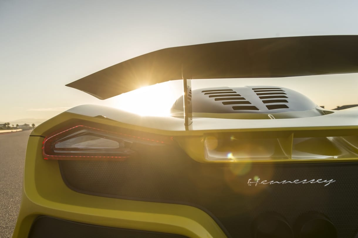 1600 lóerős, 482 km/h-val megy: a Hennessey megépítette a Bugatti-gyilkos autót