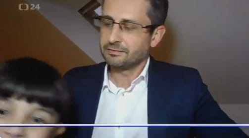 „Apa, kakilnom kell” – élő adást trollkodott meg a cseh külügyminiszter-helyettes kisfia