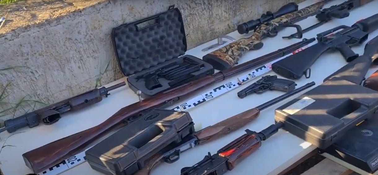 Elfogott a TEK egy fegyverboltost, az otthonában 38 fegyvert találtak