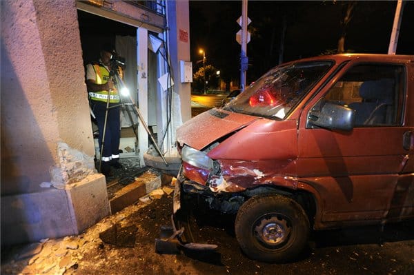 Tört az ajtó és az üveg, háznak rohant egy autó a XX. kerületben – fotók