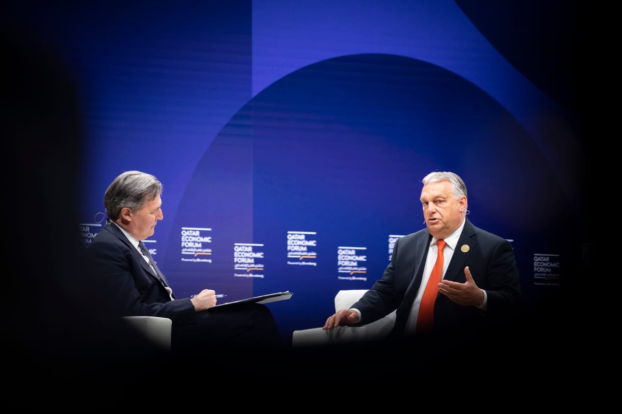 Orbán Katarban is felmondta a békepárti paneleket, amúgy meg terelt és kitérő válaszokat adott