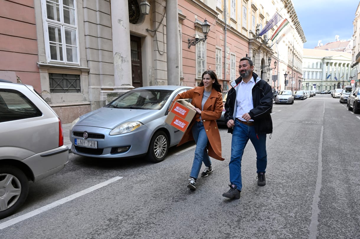 466 624 ajánlóívet adtak ki a kampány első napján
