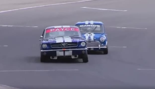 V8 Mustang vs. Mini – heroikus küzdelem a versenypályán – videó