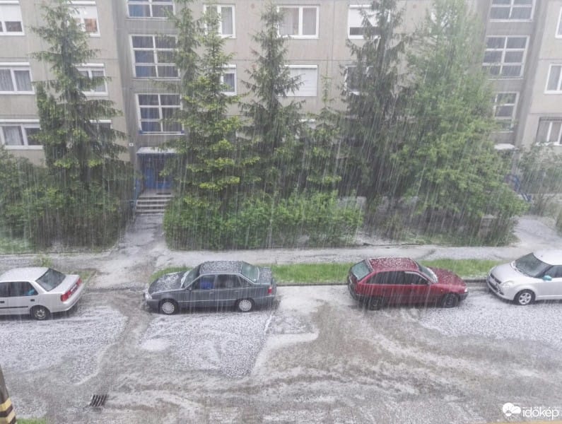 Leszakadt az ég Gyöngyösön, sok dolguk van a tűzoltóknak