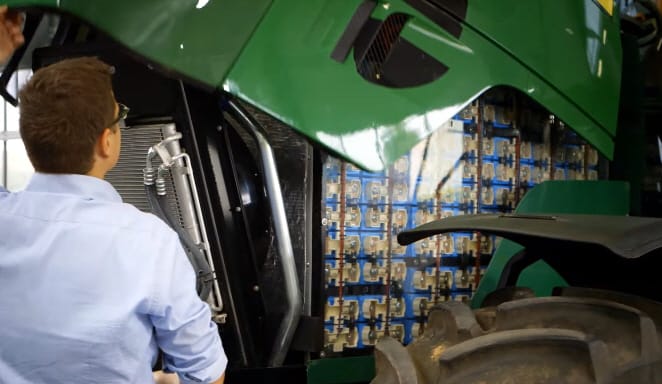 Gigantikus aksija van az első elektromos John Deere traktornak - videó