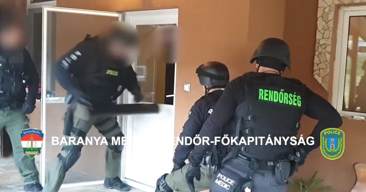 A lakásba betörő rendőrök ébresztették a drogkereskedőket – videó