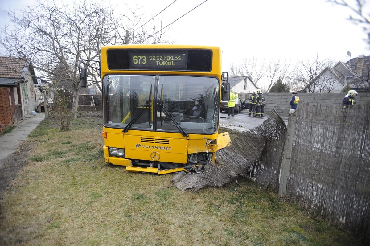 Fotók: Becsúszott egy kertbe egy Volánbusz Csepelen