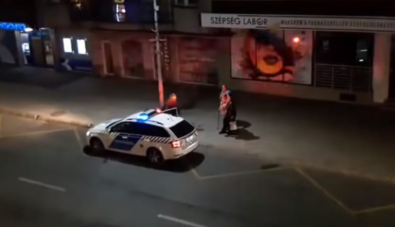 Megható videó: rendőrök segítettek egy idős férfinak