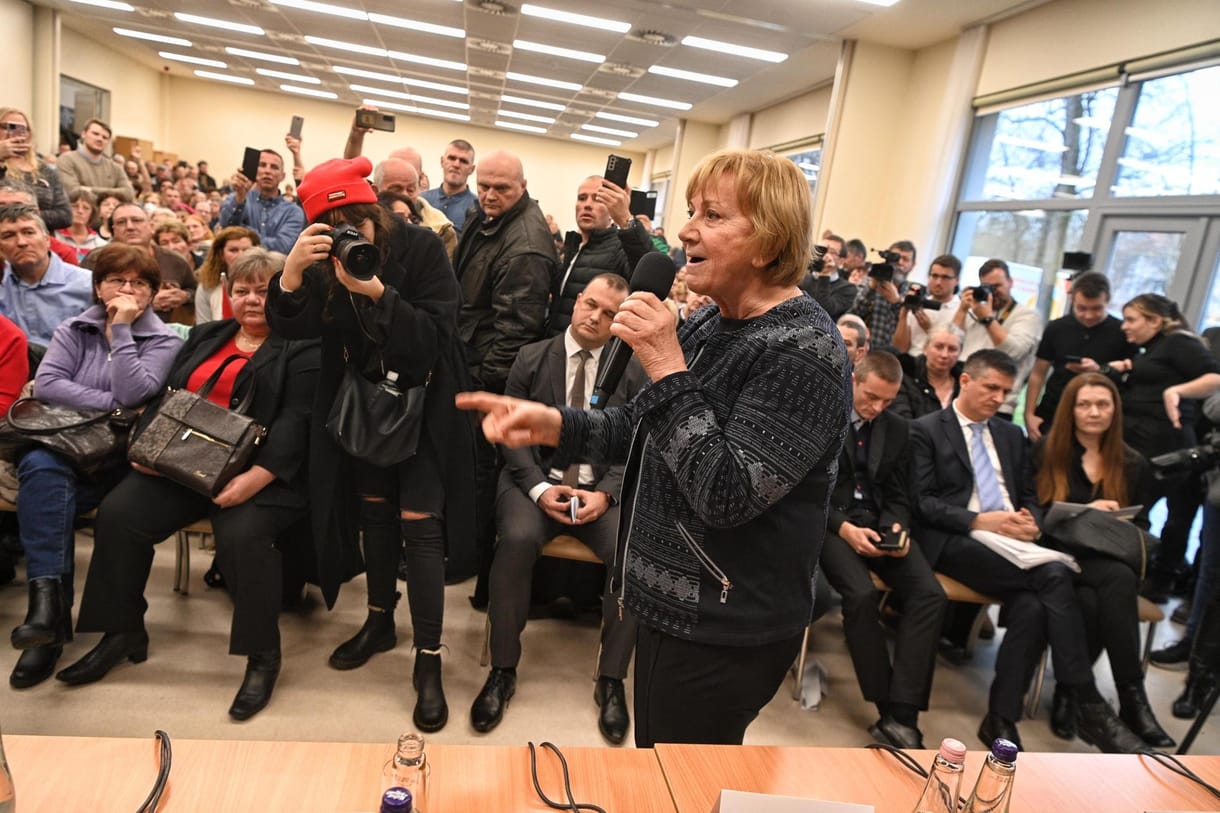 Egyre durvább a hangulat a debreceni közmeghallgatáson, az LMP népszavazást akar az akkumulátorgyár miatt