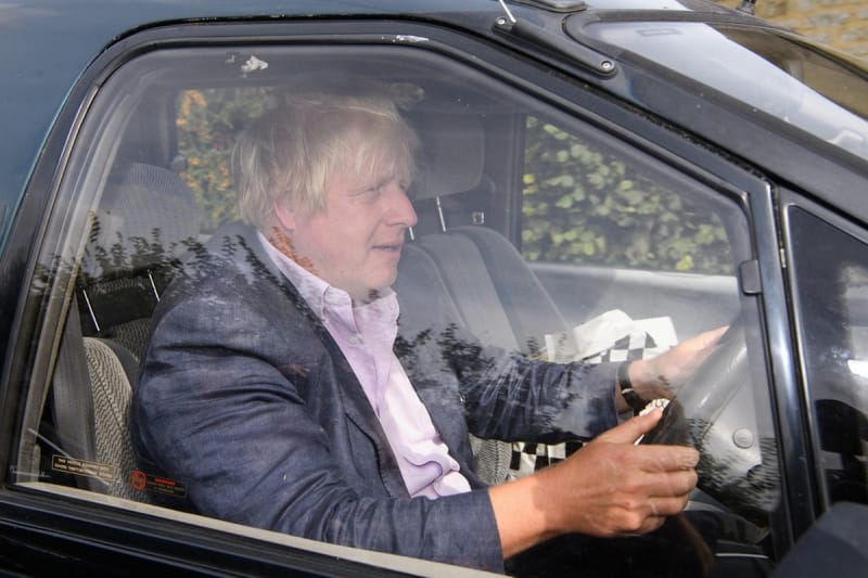 Fura figura Boris Johnson, nem különben az autója