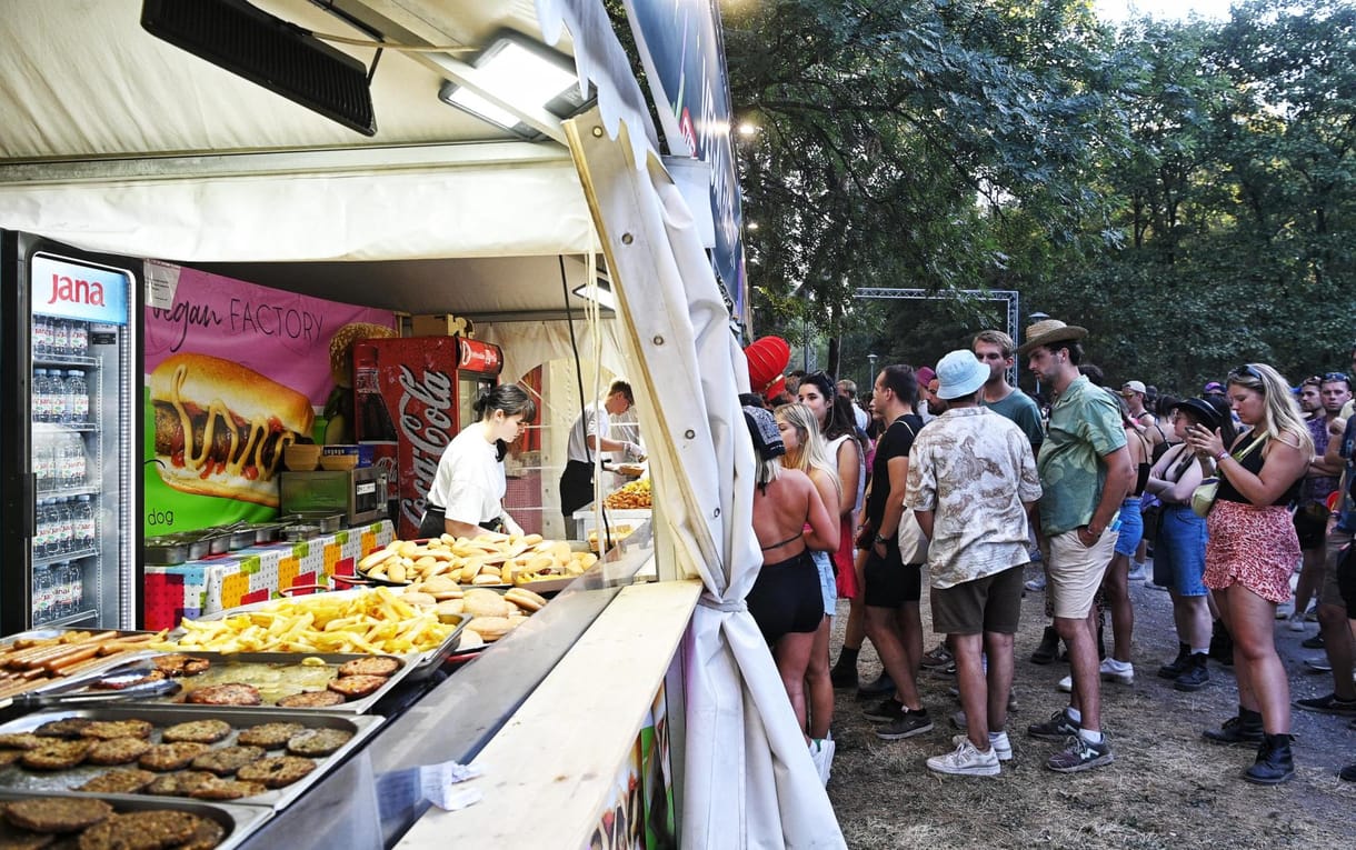 900 forint egy eszpresszóért és négyezer egy hamburgerért – mutatjuk a Sziget árait