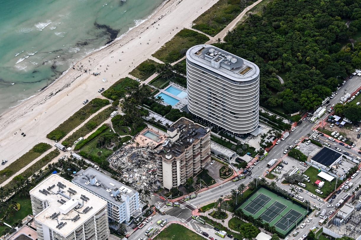 Közel száz lakóját nem találják a Miamiban összeomlott háznak