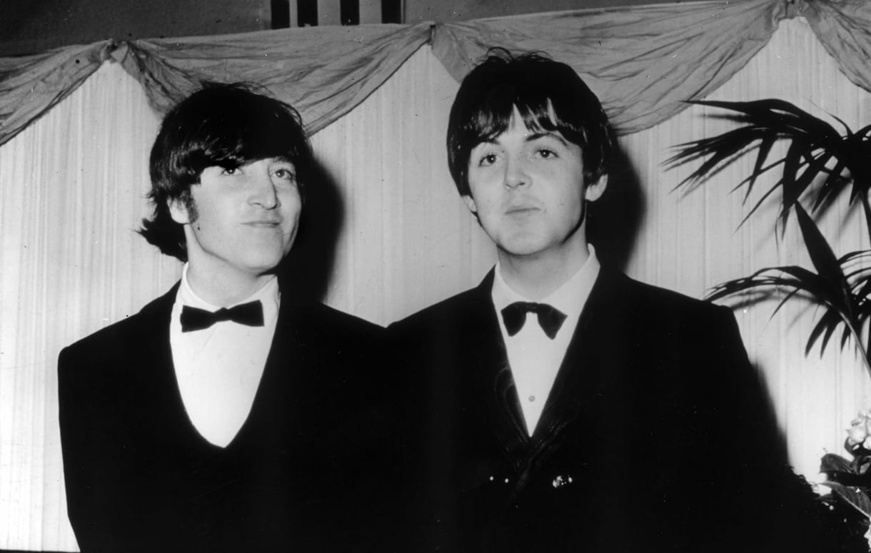 Amikor először találkozott Lennon és McCartney, kimozdult helyéből a világ tengelye – könyv a két zseniről 