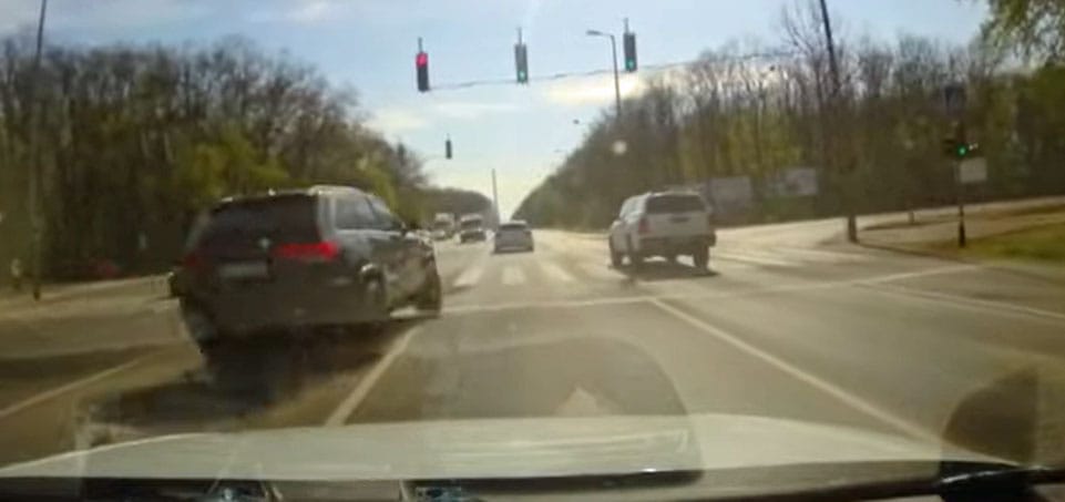Öt hónapos eltiltás járt a rendőrök elé szabálytalanul bevágó autósnak – videó