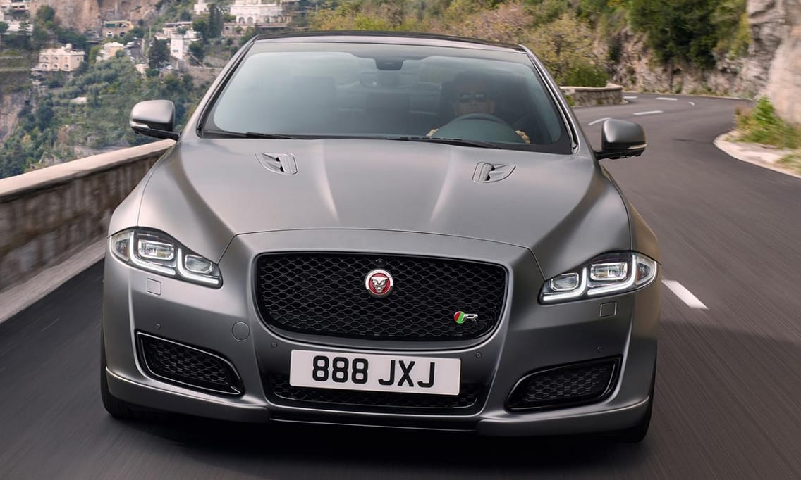 575 lóerő lett, maradhat? Izmos új luxusszedán a Jaguartól