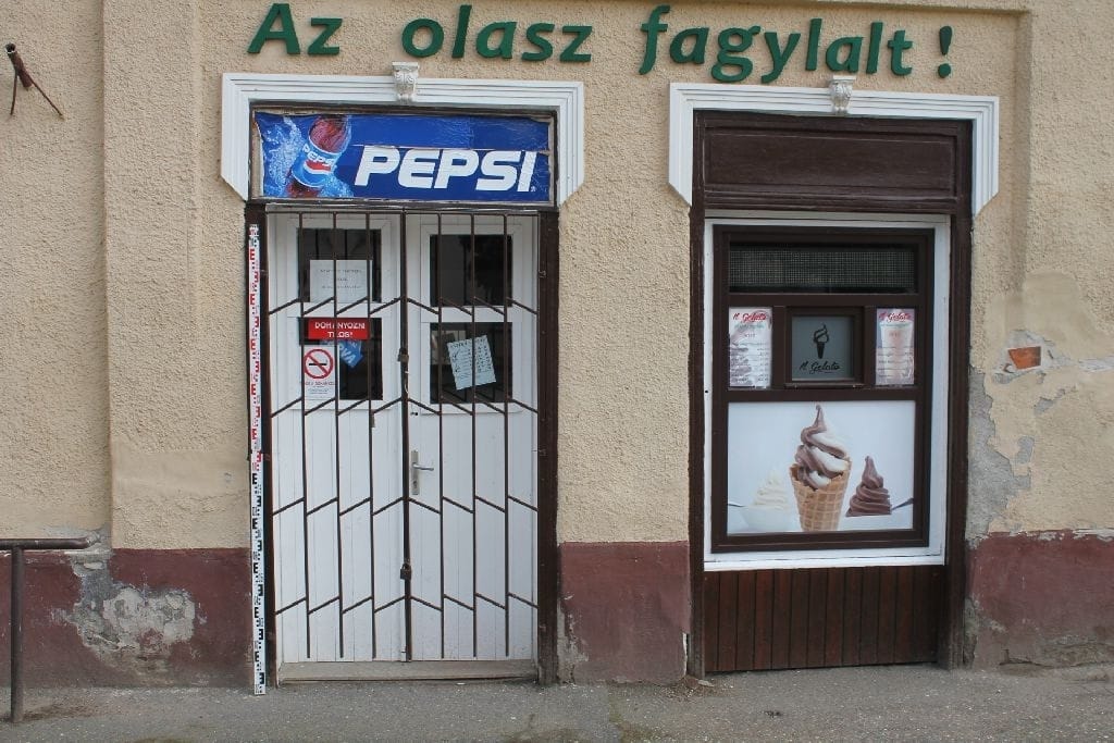 Születésnapja volt, a bulihoz késsel rabolt 9 gombóc fagyit