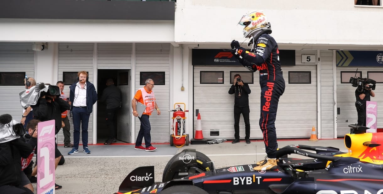 Verstappen megnyerte a Magyar Nagydíjat, a Ferrarik saját magukat szabotálták – élő közvetítésünk