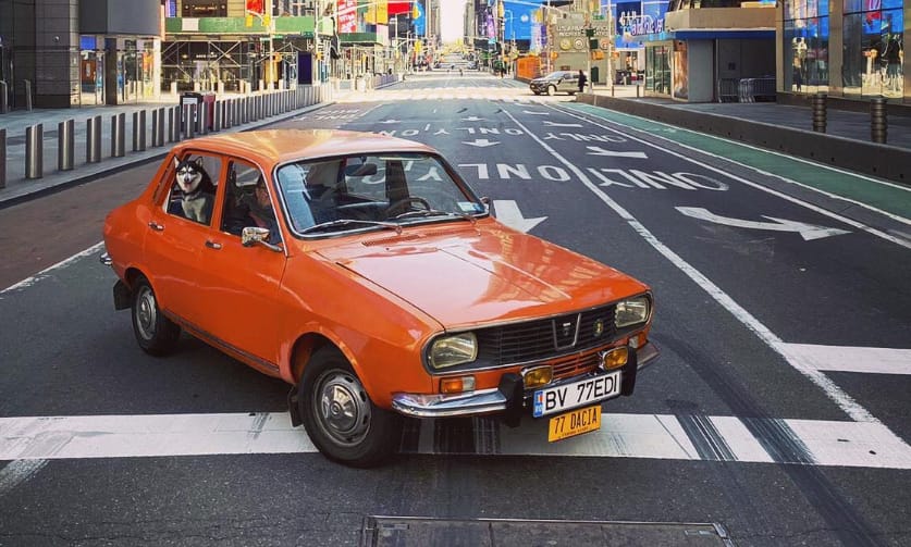 Egy régi Dacia pózolt a koronavírus miatt kiürült New York-i utcákon