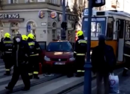 A 47-es villamos alá szorult egy piros autó a Fővám téren reggel - videóval