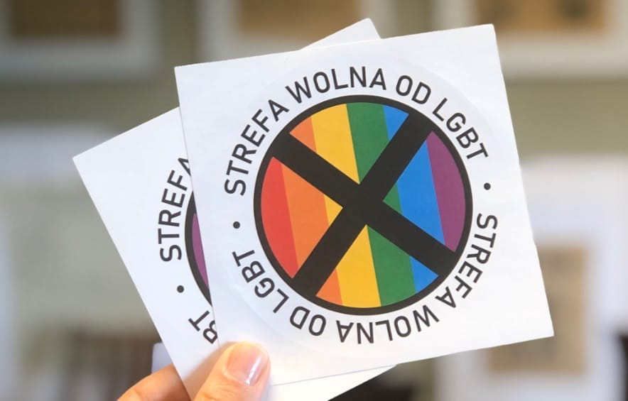 Melegmentes övezet feliratú matricákat oszt olvasóinak egy lengyel hetilap