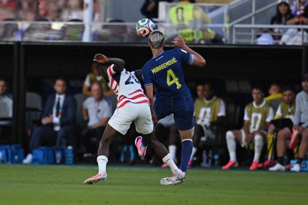 Csúnya szabálytalanságáért kiállították, a FIFA mégis pályára engedi az amerikai Balogunt
