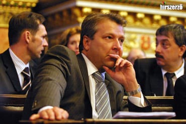 Ingatlan panamával vádolnak két volt befolyásos magyar vezetőt