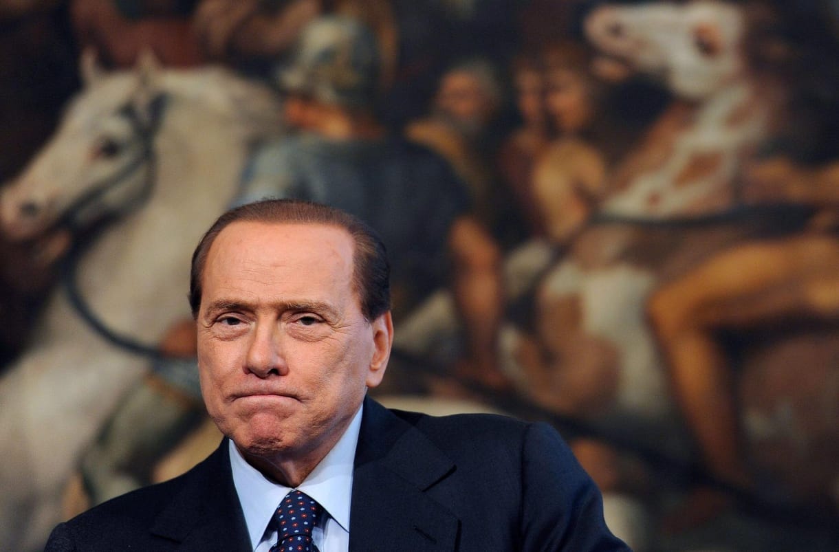 Berlusconi lemondott