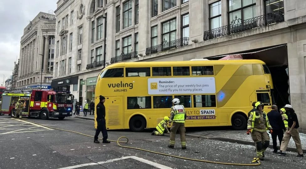Épületnek ütközött egy emeletes busz London belvárosában