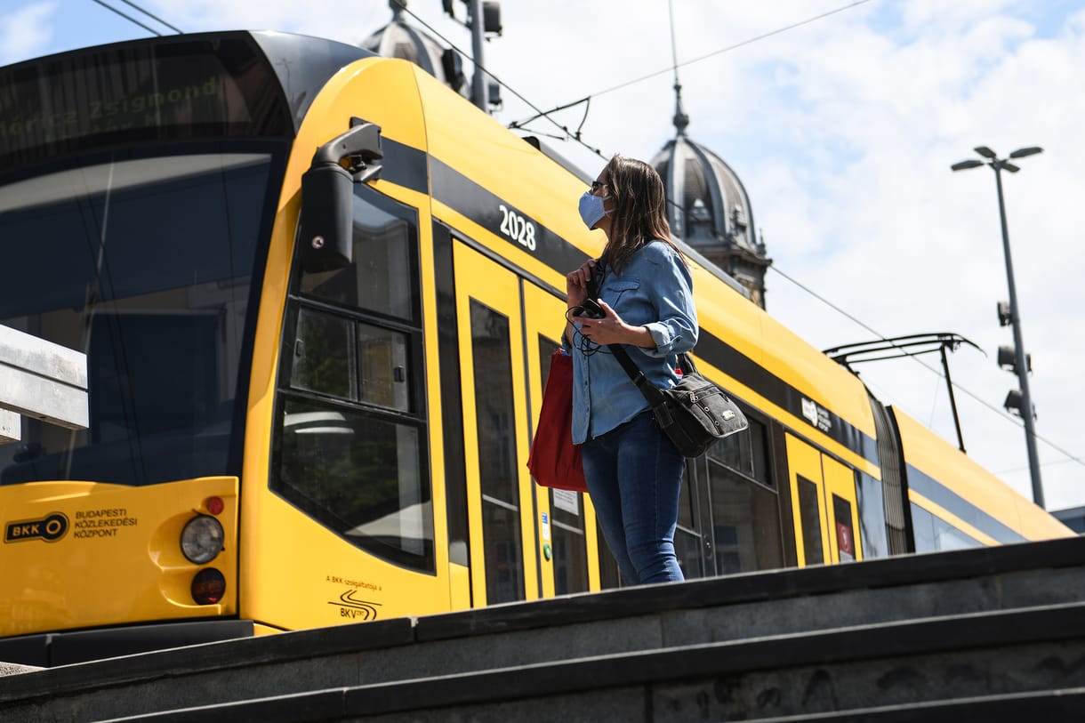 Egy percre Budapesten is leáll a közlekedés, hogy a járvány áldozataira emlékezzenek