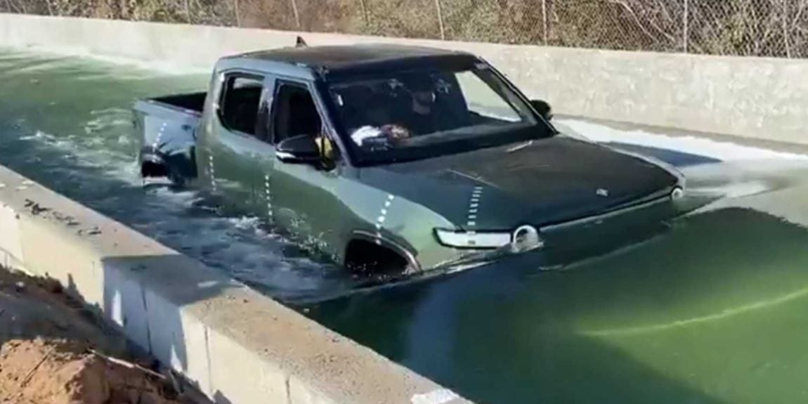 Gyakorlatilag egy méter mély vízen is vígan áthajt a Rivian elektromos autója