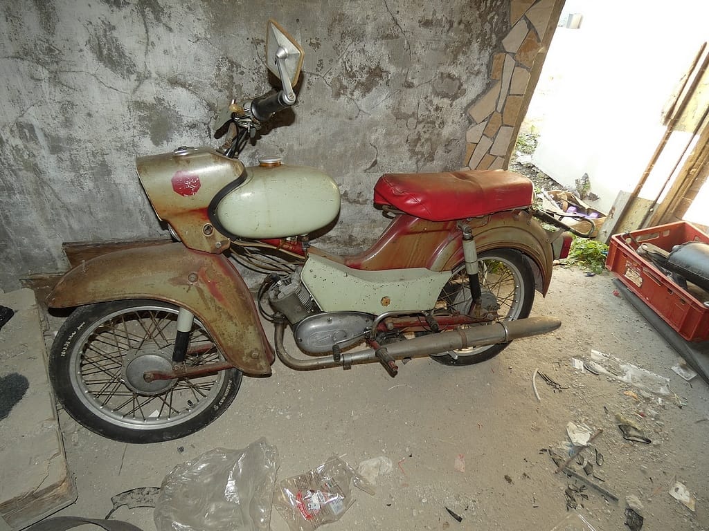 Kibontotta a falat egy motortolvaj Nagykőrösön, majd purhabbal ragasztotta vissza a téglákat