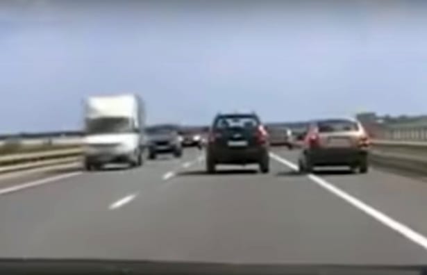 Íme egy tankönyvi példa arra, miért tilos a leállósávban előzni – videó