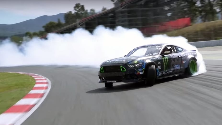 Aki ennél rosszabbul driftel, inkább bele se kezdjen – videó