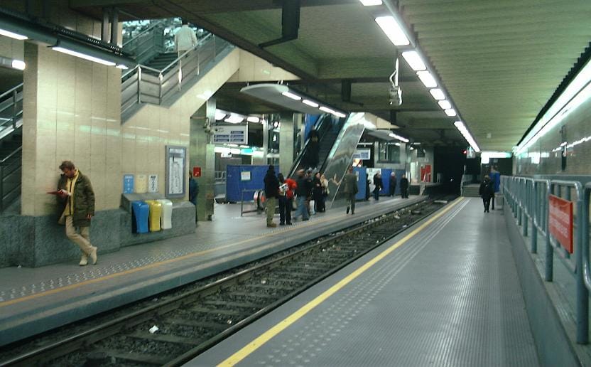 Metró elé löktek egy nőt Brüsszelben, másodperceken múlt az élete