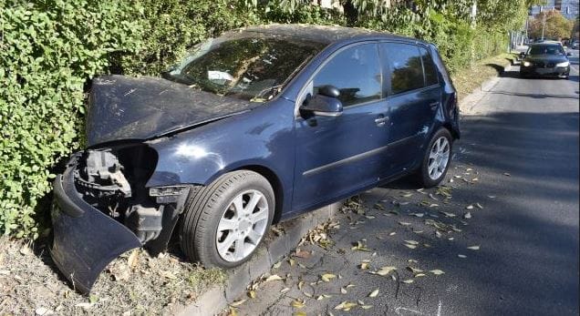 Fának hajtott a tanulóvezető egy szabálytalan autós miatt, az oktató sérült meg súlyosan