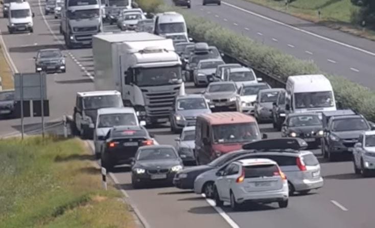 Tucatnyian gondolták úgy, jó ötlet visszafordulni az M1-es autópályán – videó