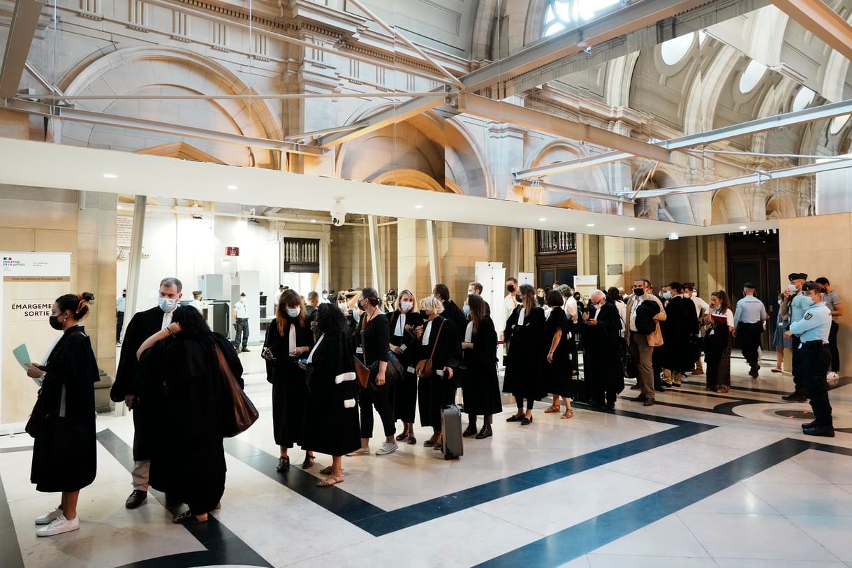 Megkezdődött a 130 halálos áldozatot követelő párizsi merényletsorozat pere